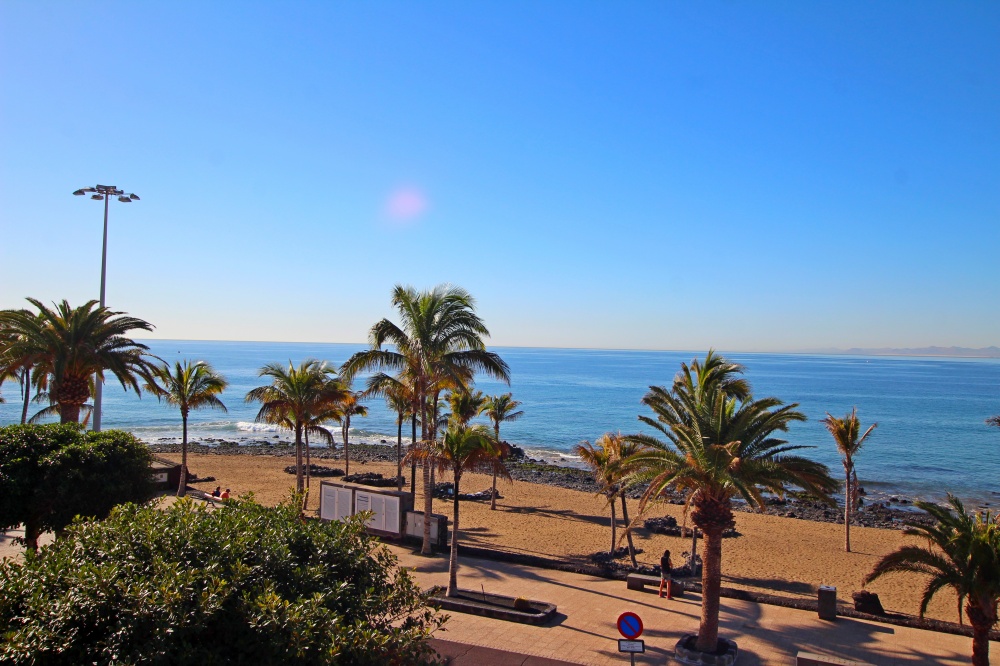 Top floor 2 bedroom apartment with sea, pool and mountain views in