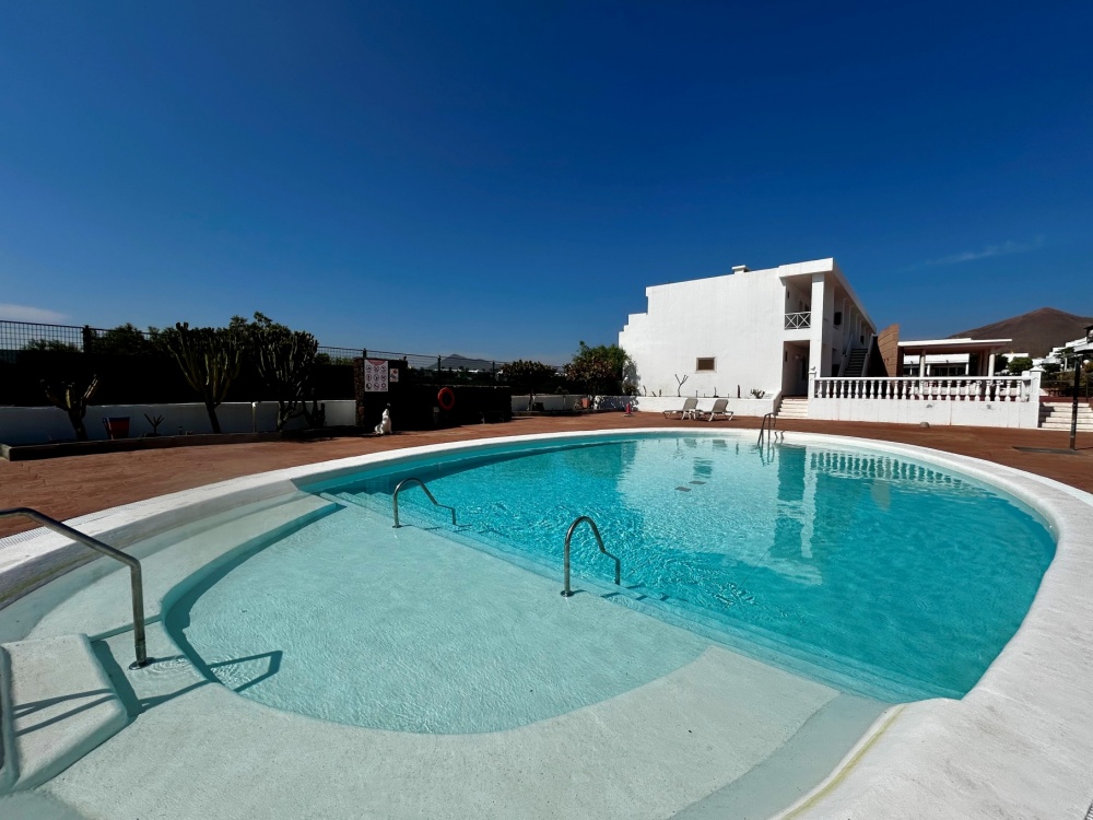 Bright one-bedroom apartment with amazing pool views in Costa Teguise - Costa Teguise - lanzaroteproperty.com