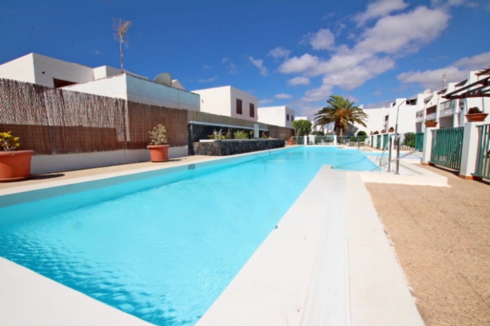 1 bedroom apartment on a gated complex with community swimming pool - Calle Arpon - lanzaroteproperty.com