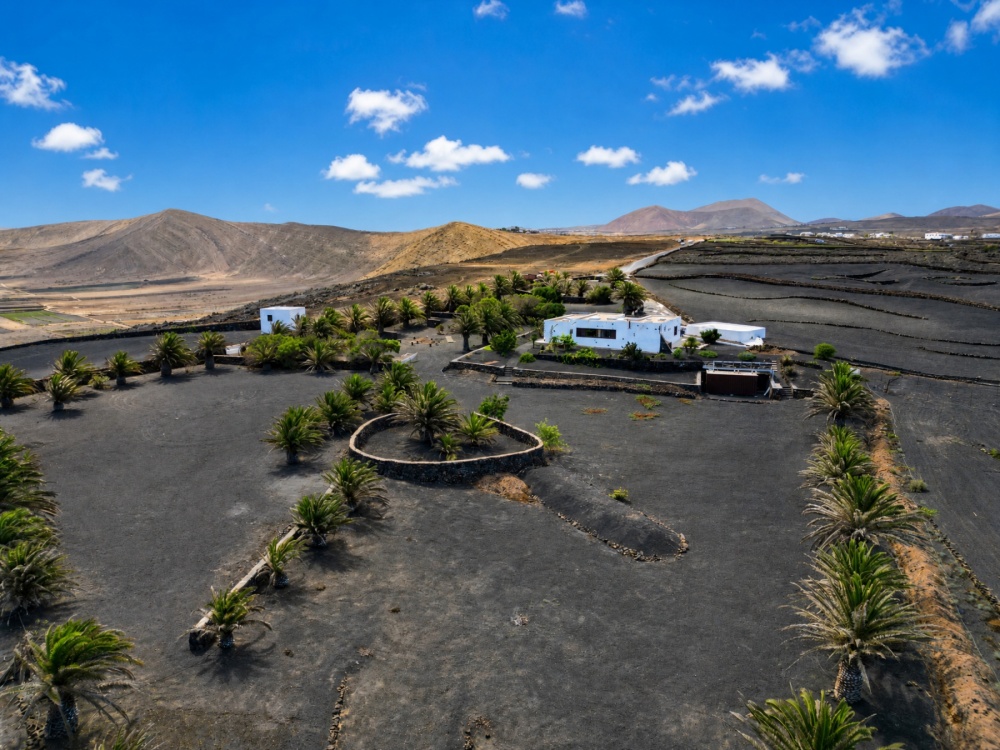 Unique Off Grid Finca with Panoramic Views on 10000 sqm plot in El Cuchillo - El Cuchillo - lanzaroteproperty.com