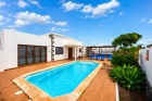 Detached villa in Parque Del Rey complex with a south-facing garden and private heated pool - Playa Blanca - Property Picture 1
