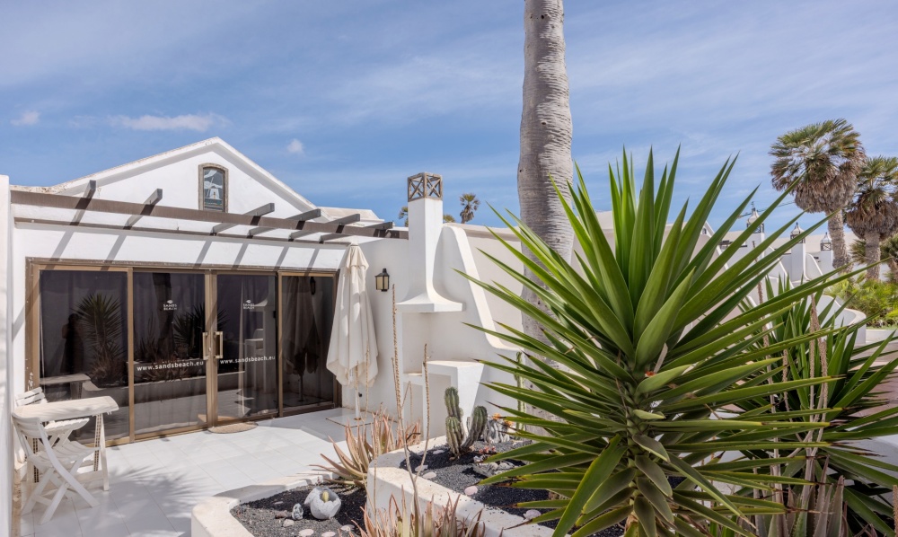 Stylish studio in great resort location - Sands Beach Resort - lanzaroteproperty.com