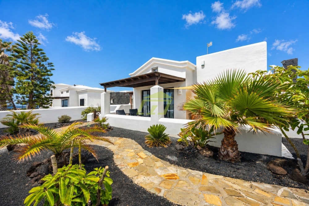 A must see beautiful 2-bed, 2-bath villa with roof terrace in Faro Park - Playa Blanca - lanzaroteproperty.com
