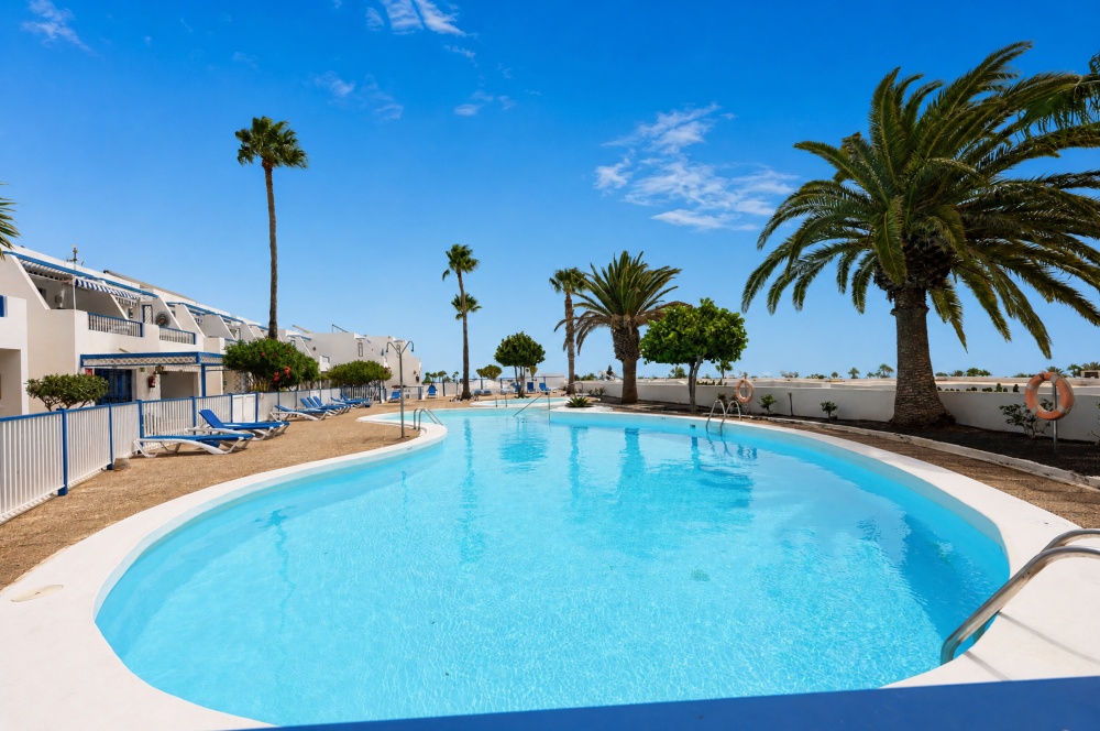 Cosy 1-Bedroom Apartment with Terrace, Communal Pool & Sea Views - Puerto Del Carmen - lanzaroteproperty.com