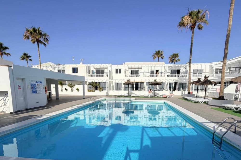 Immaculate apartment overlooking pool in private complex. - Puerto Del Carmen - lanzaroteproperty.com