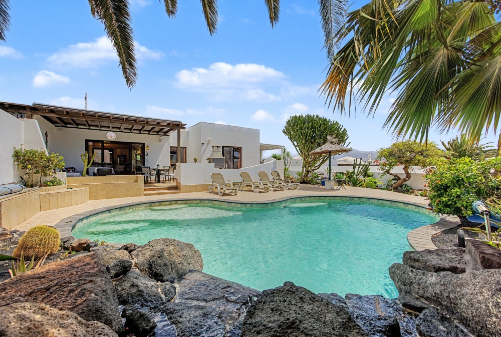 Exclusive property, heated pool, guest annex, walk to town - Playa Blanca - lanzaroteproperty.com