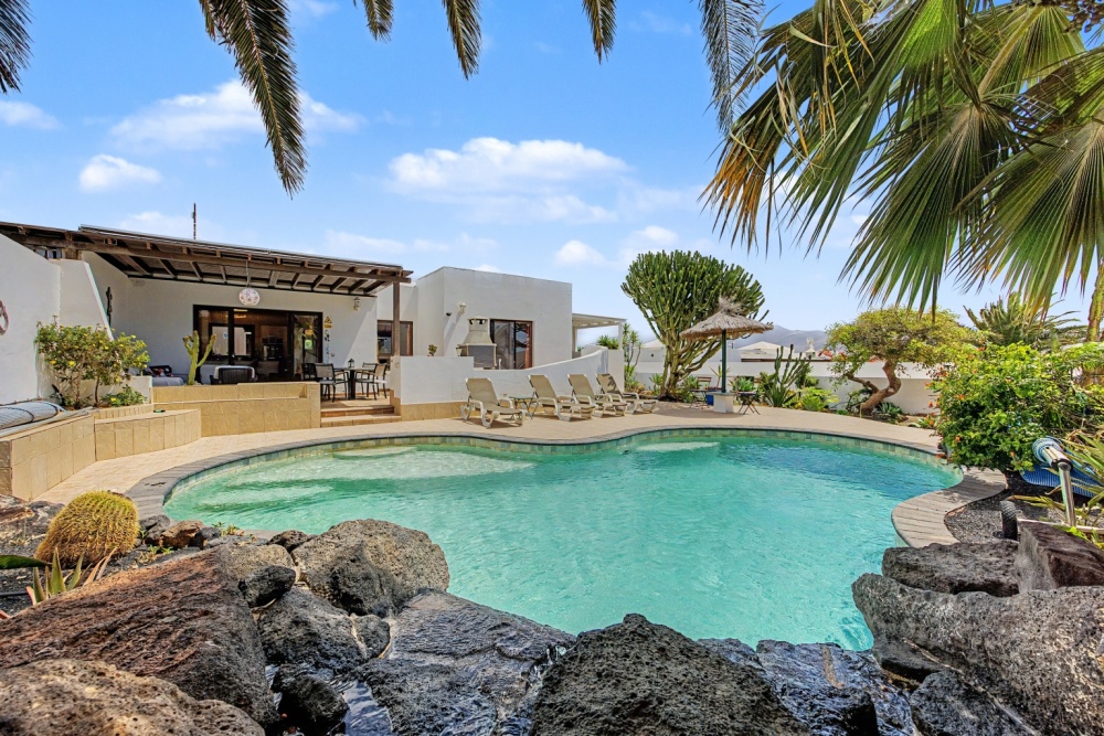 Exclusive property, heated pool, guest annex, walk to town - Playa Blanca - lanzaroteproperty.com