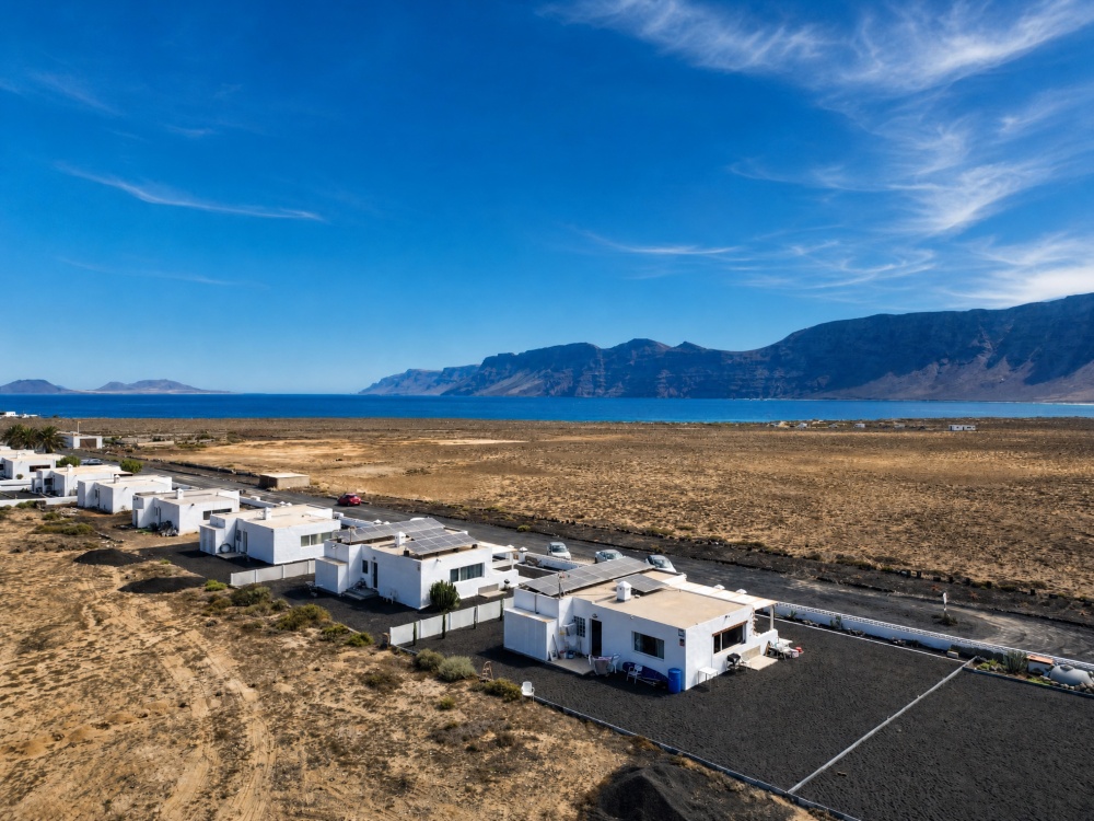 Bungalow with Views in Famara - Caleta de Famara - lanzaroteproperty.com