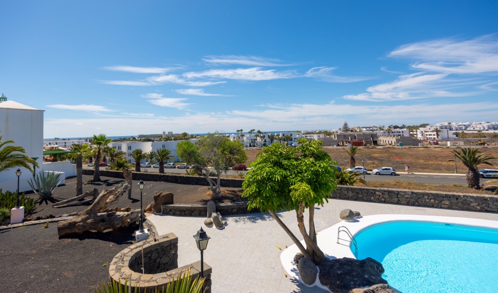 2 bedroom apartment in the San Jancinto complex with sea views and communal swimming pool - Costa Teguise - lanzaroteproperty.com