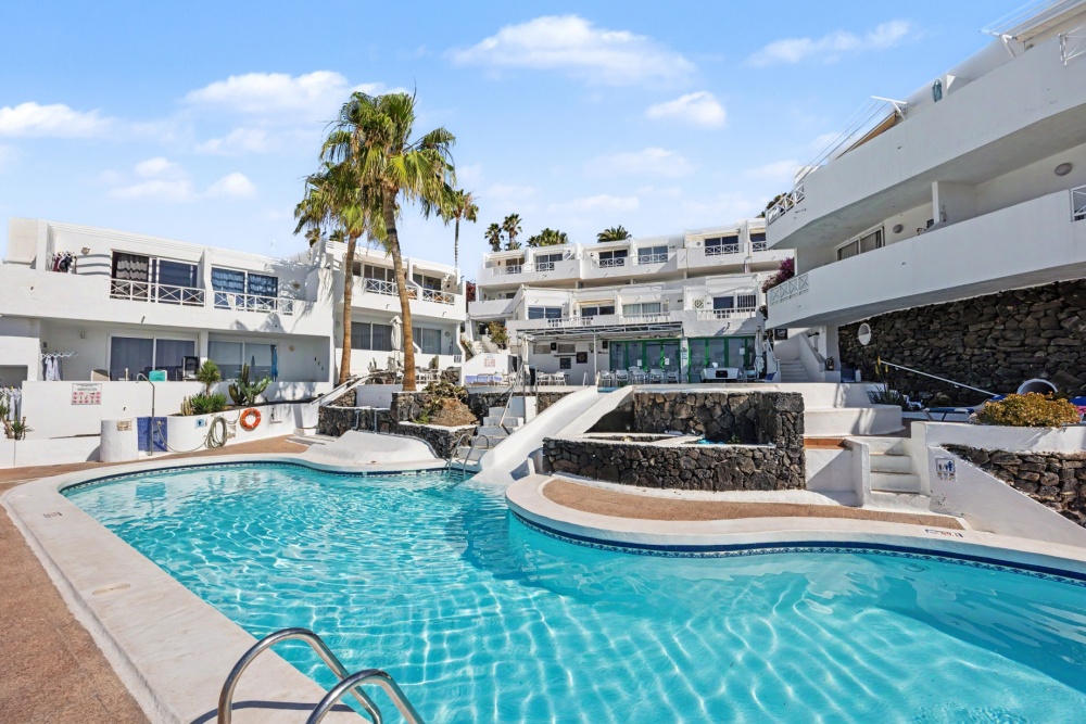 A beautifully renovated apartment with spectacular pool and sea views - Puerto Del Carmen - lanzaroteproperty.com