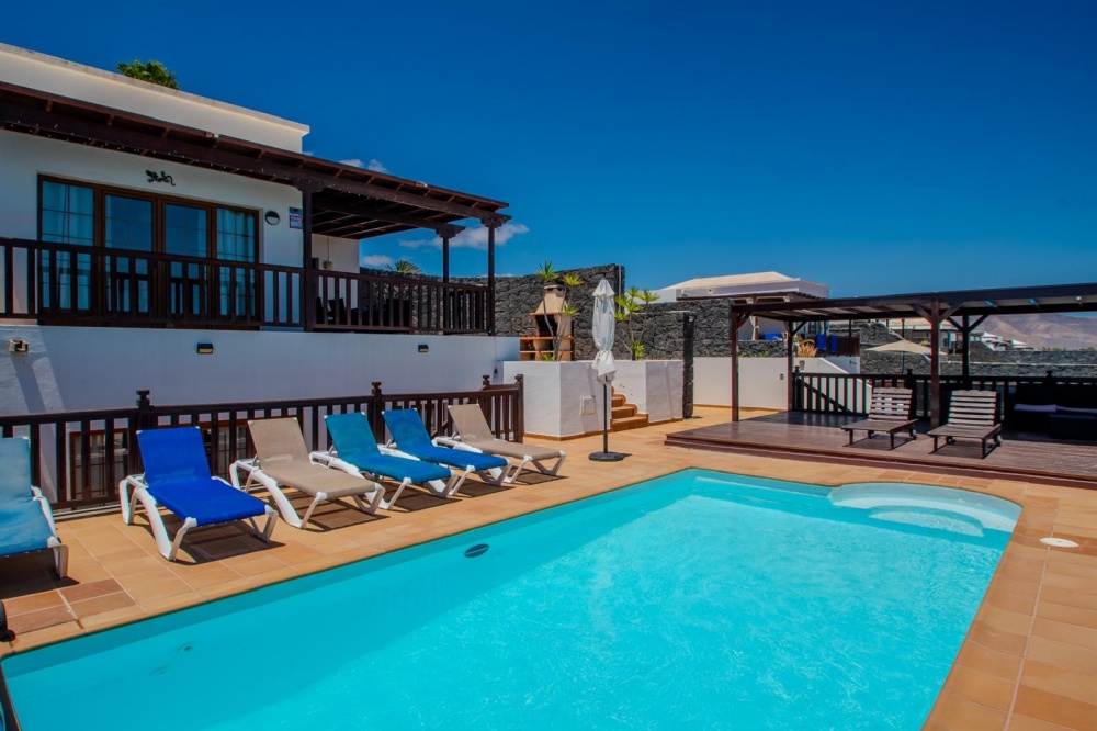 Spectacular 5 bedroom villa with private heated pool in Playa Blanca - Playa Blanca - lanzaroteproperty.com