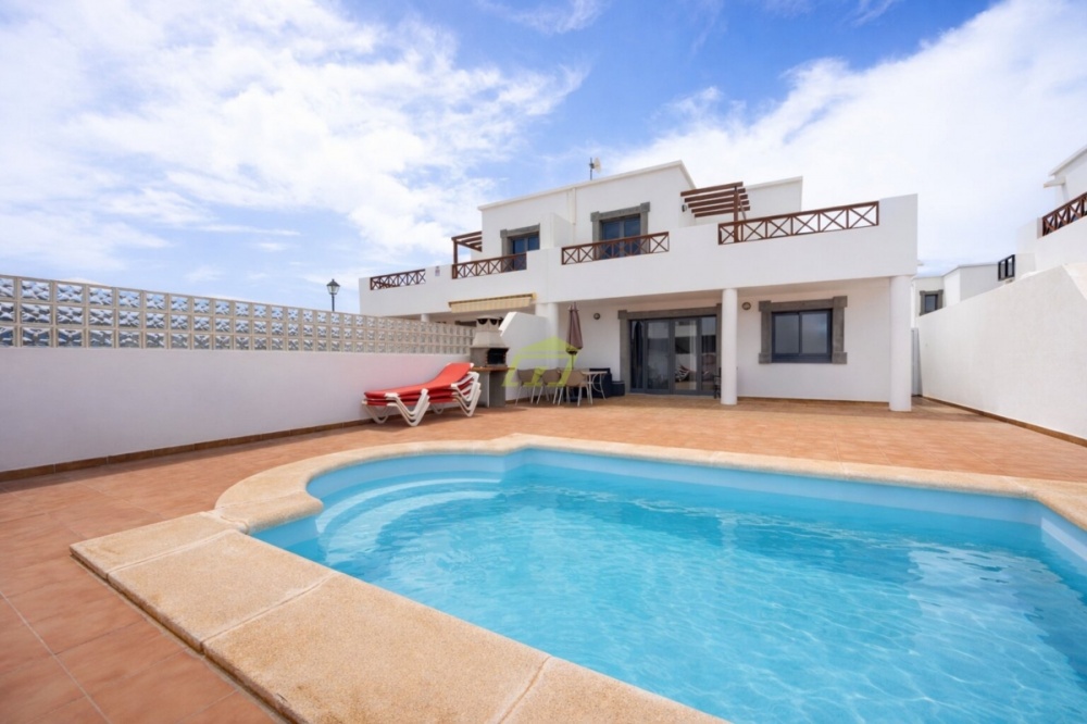 3 bedroom 3 bathroom villa with private pool and close to the beach. - Playa Blanca - lanzaroteproperty.com