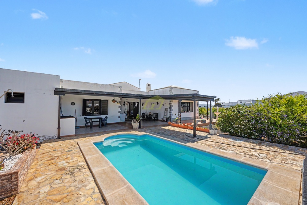 Spacious villa with pool and flexible dual-living accommodation - Masdache - lanzaroteproperty.com