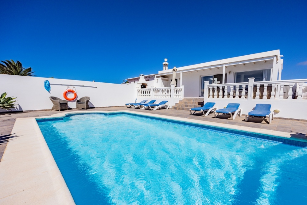 Luxury 5 bedroom property on a large plot with private heated pool in Playa Blanca - Playa Blanca - lanzaroteproperty.com