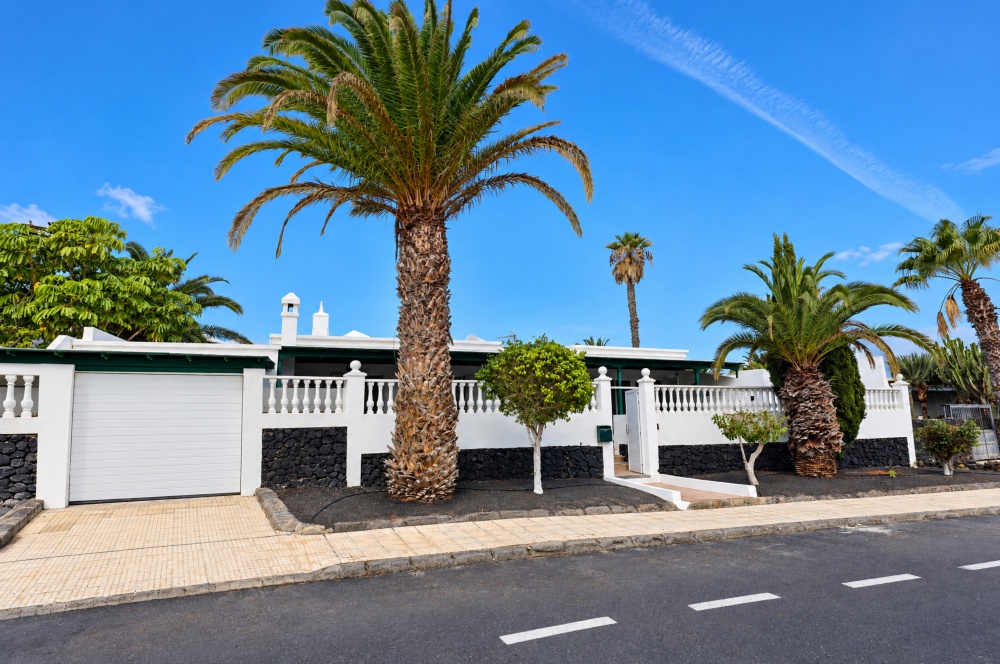 Charming Five Bedroom Villa with Sun Terrace and Garage - Costa Teguise - lanzaroteproperty.com
