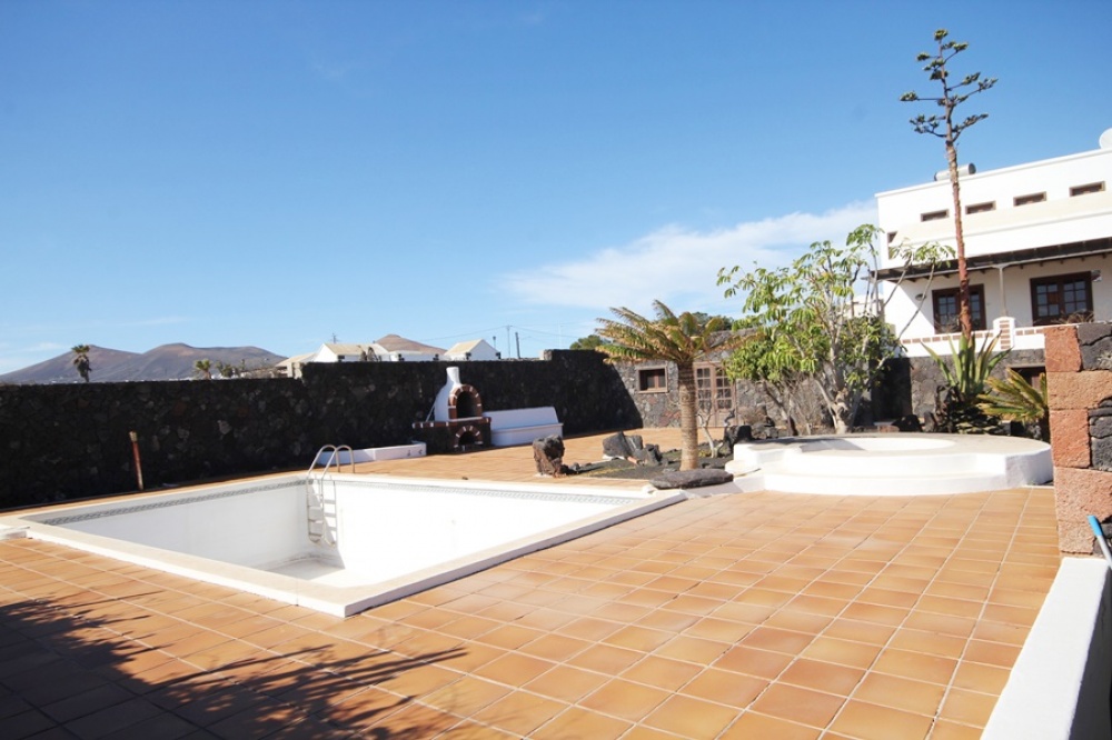 6 Bedroom 3 bathroom villa with private swimming pool for sale in Tias - . - lanzaroteproperty.com