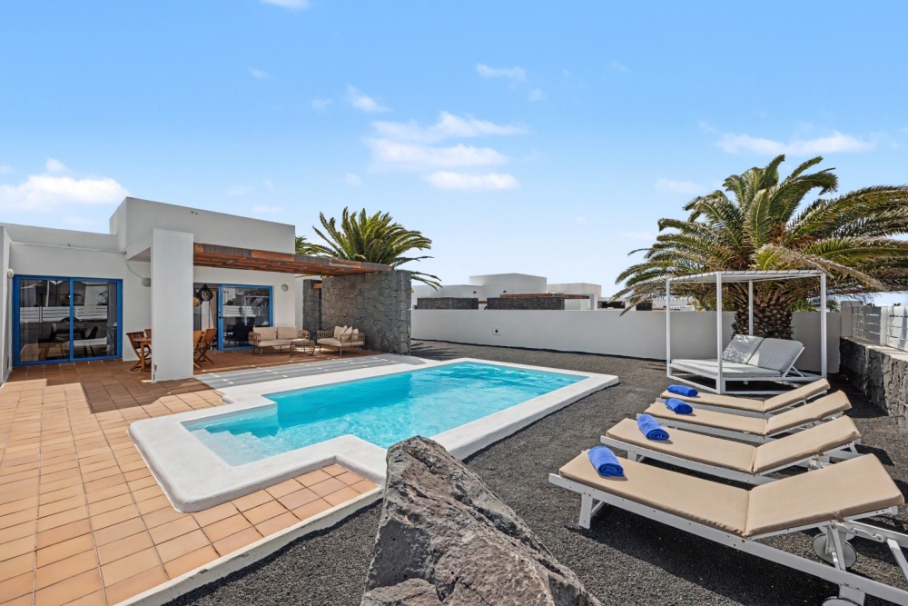 Playa Blanca villa with pool, garage and investment potential - Playa Blanca - lanzaroteproperty.com