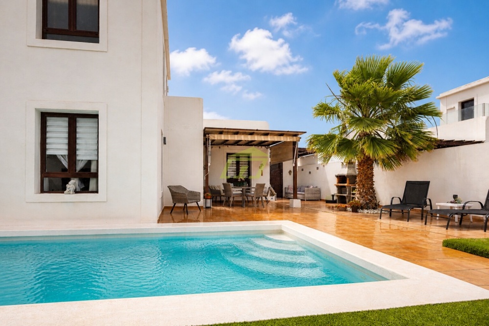 Playa Blanca gated gem with private pool and parking space - Playa Blanca - lanzaroteproperty.com