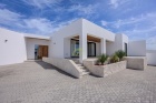 A breathtakingly designed detached property with immaculate features throughout - Guime - Property Picture 1