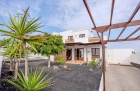 Well presented 2 bedroom villa with mountain views in Playa Blanca - Playa Blanca - Property Picture 1 Well presented 2 bedroom villa with mountain views in Playa Blanca - Calle japon - Property Picture 1