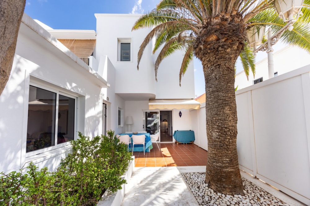 4-Bedroom Semi-Detached Home with Separate Apartment in Playa Honda - Playa Honda - lanzaroteproperty.com
