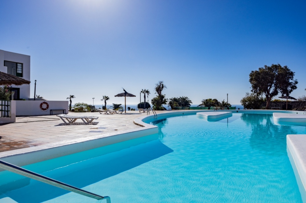 Turn key Opportunity – 1 bedroom apartment with sea views - Costa Teguise Turn key Opportunity – 1 bedroom apartment with sea views - avenida del mar - lanzaroteproperty.com