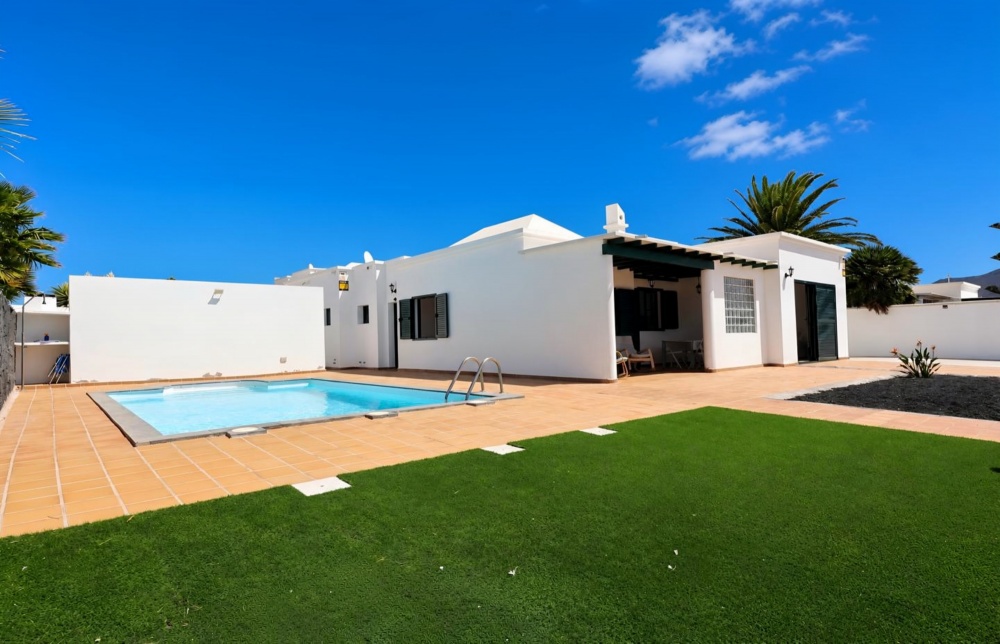 Modern Family Villa on a Generous Plot in Playa Blanca - Playa Blanca - lanzaroteproperty.com