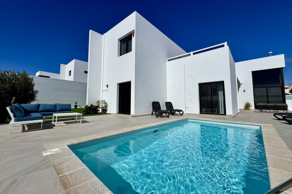 Immaculate luxury villa with private parking in Tias - Tias - lanzaroteproperty.com