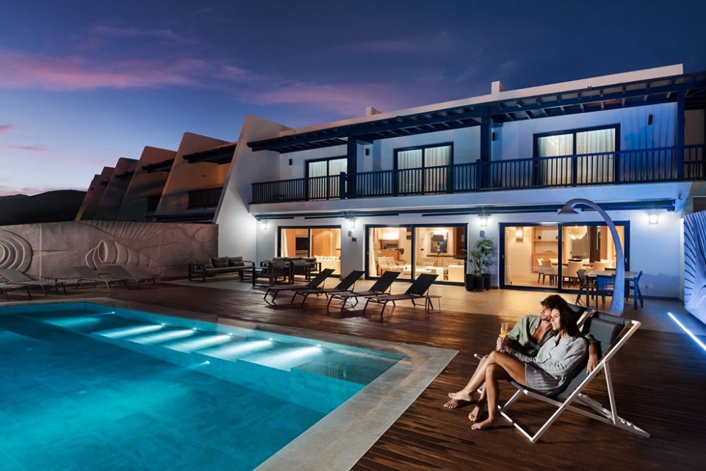 Stunning Villa on the front line of Puerto Calero with infinity pool - Puerto Calero - lanzaroteproperty.com
