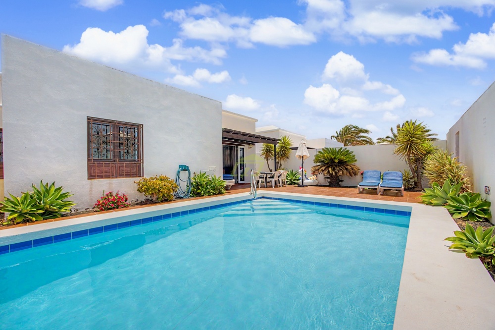 Semi-detached bungalow with private heated pool in Costa Teguise - Costa Teguise - lanzaroteproperty.com