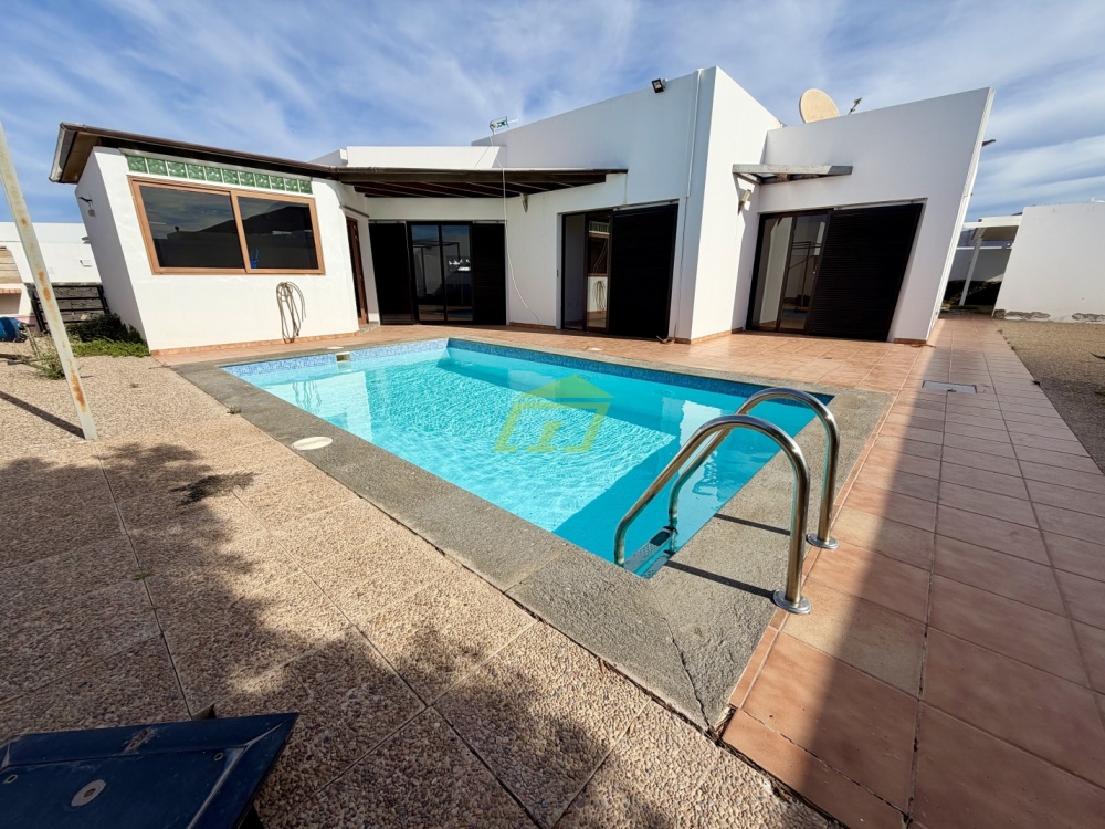 Detached 3-Bedroom villa with private pool and large plot - Playa Blanca - lanzaroteproperty.com
