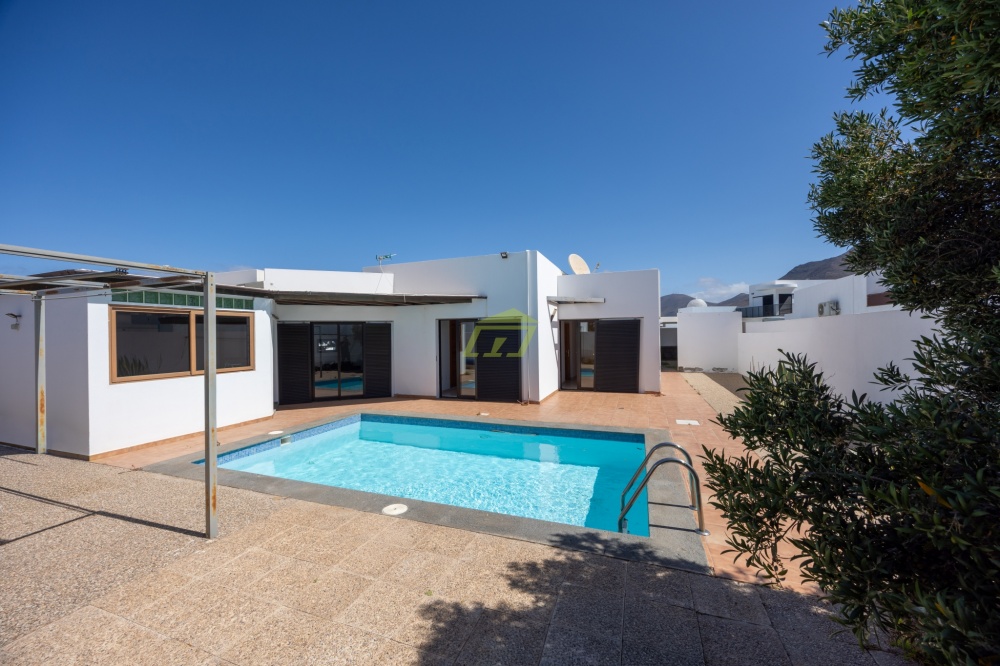 Detached 3-Bedroom villa with private pool and large plot - Playa Blanca - lanzaroteproperty.com