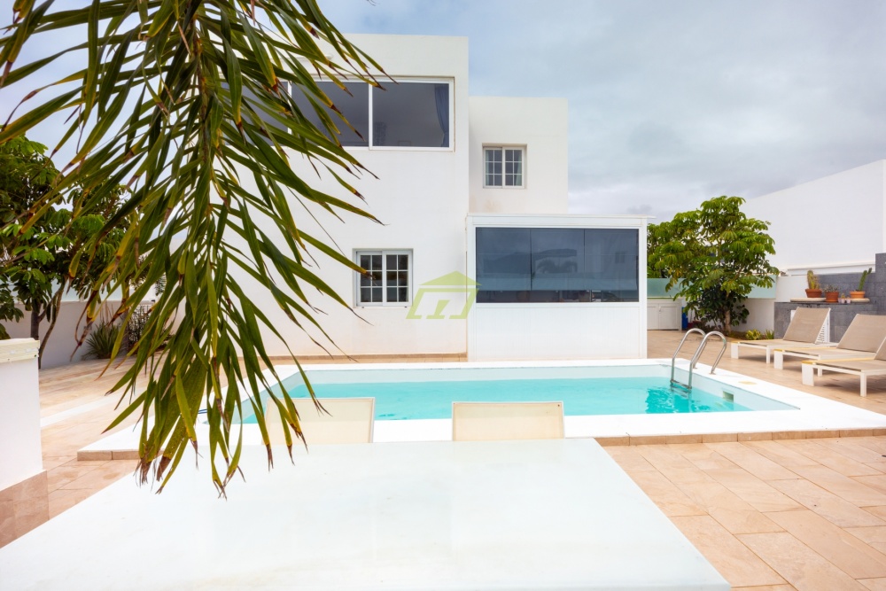 Spacious 4-Bedroom Corner Villa within walking distance to Marina Rubicón - Playa Blanca - lanzaroteproperty.com