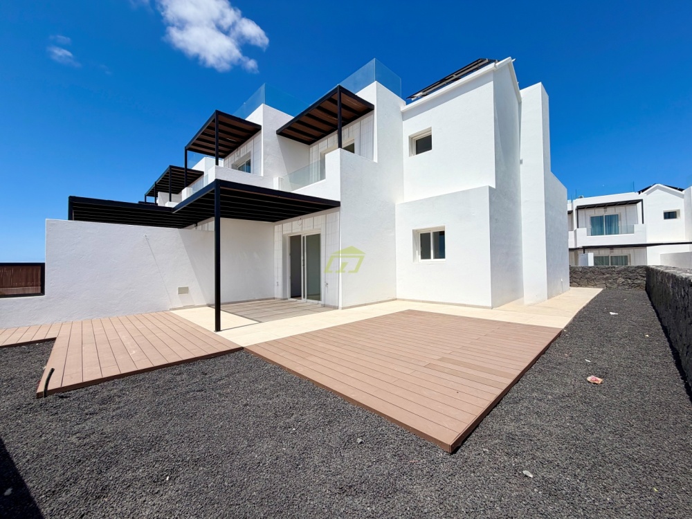 Stunning New Build Villa on a Corner Plot with communal pool in Playa Blanca - Playa Blanca - lanzaroteproperty.com