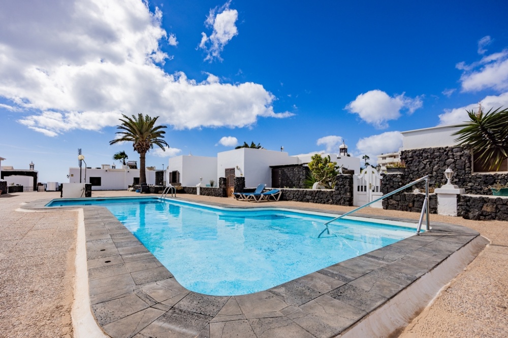 Beautiful 2 bedroom property with sea views in Matagorda