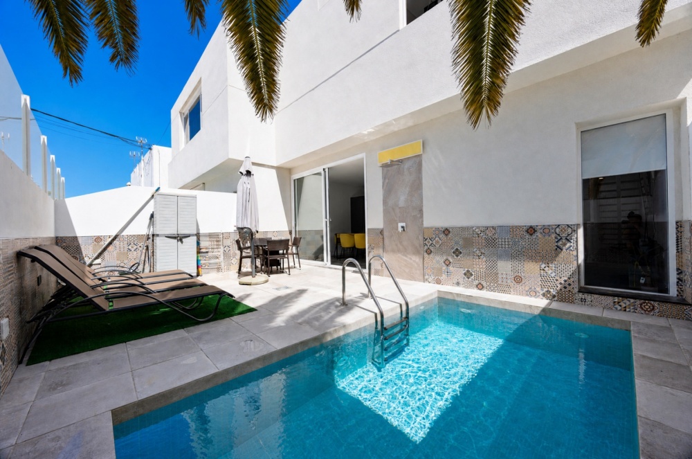 Stunning villa close to the beach with double garage, roof terrace and private pool - Puerto Del Carmen - lanzaroteproperty.com