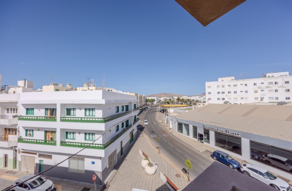 Great city 2 bedroom 1 bathroom apartment with upper balcony in Arrecife - calle bolivia - lanzaroteproperty.com