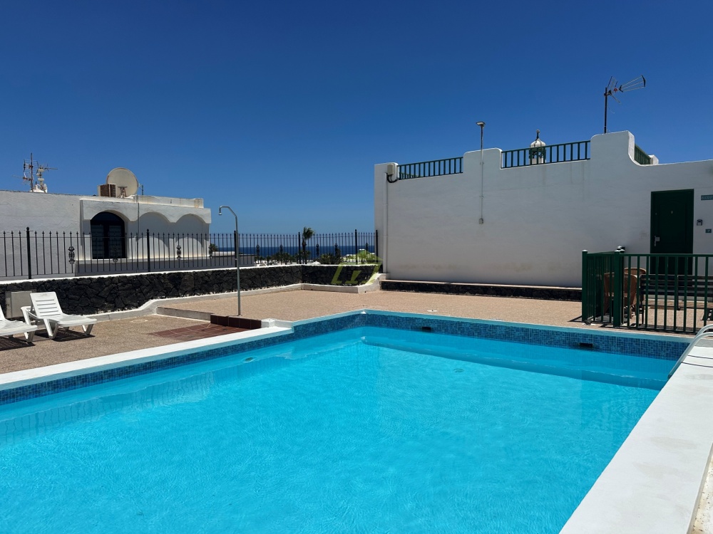 Centrally located 1 bedroom top floor apartment in Puerto del Carmen - Puerto del Carmen - lanzaroteproperty.com