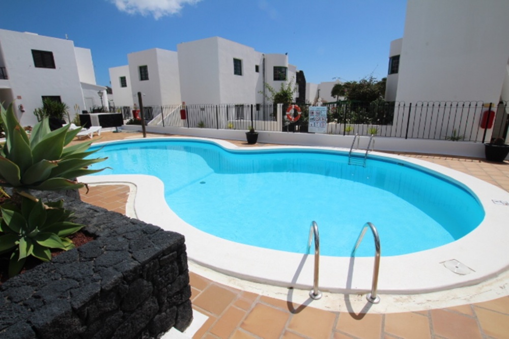 Refurbished ground floor apartment with 2 bedrooms and communal pool - Calle Guadarfia - lanzaroteproperty.com