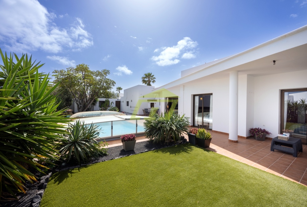 Detached 3 bedroom villa with heated pool in a gated community in Playa Blanca - Playa Blanca - lanzaroteproperty.com