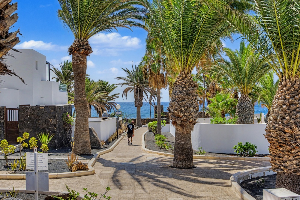 Beautifully renovated 2 bedroom corner plot bungalow in the sought-after Playa Bastián complex - Costa Teguise - lanzaroteproperty.com