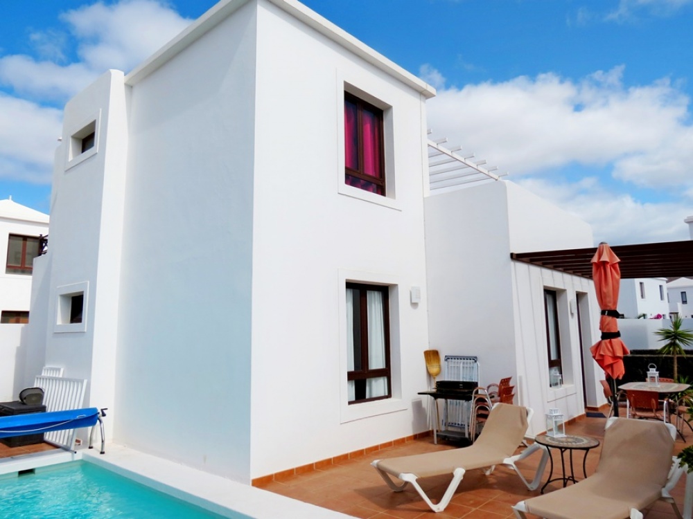 Detached villas with private pools for sale in Playa Blanca