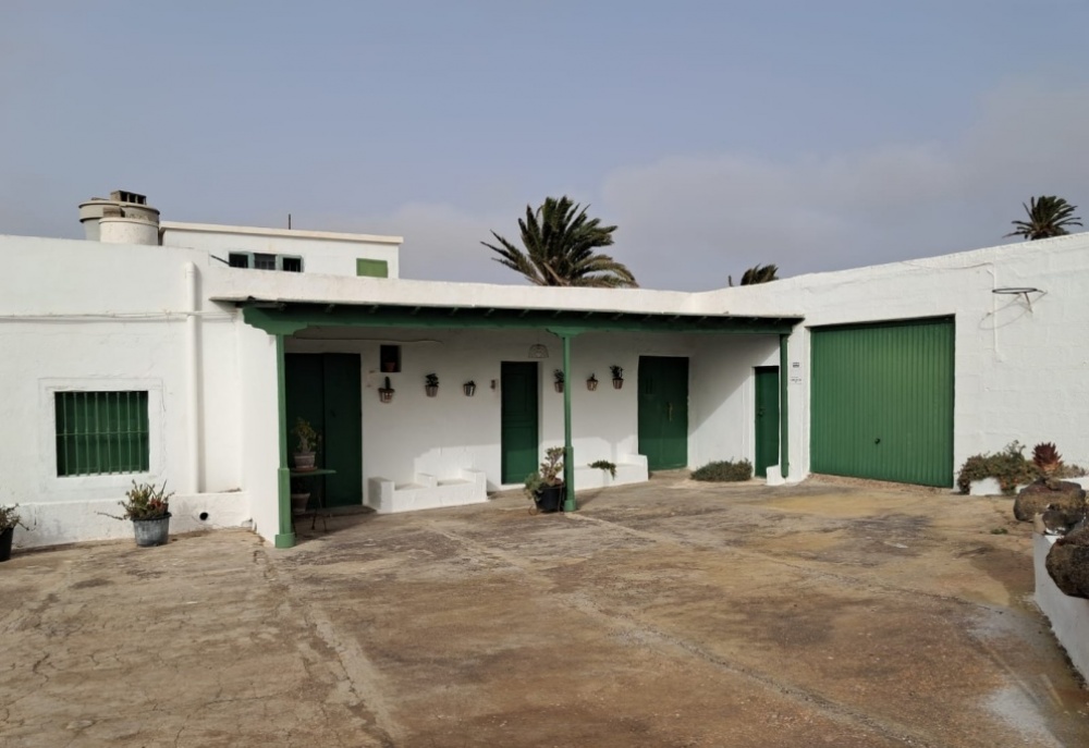 Big family 5 bedroom home in Tiagua - Avenida de guanarteme - lanzaroteproperty.com