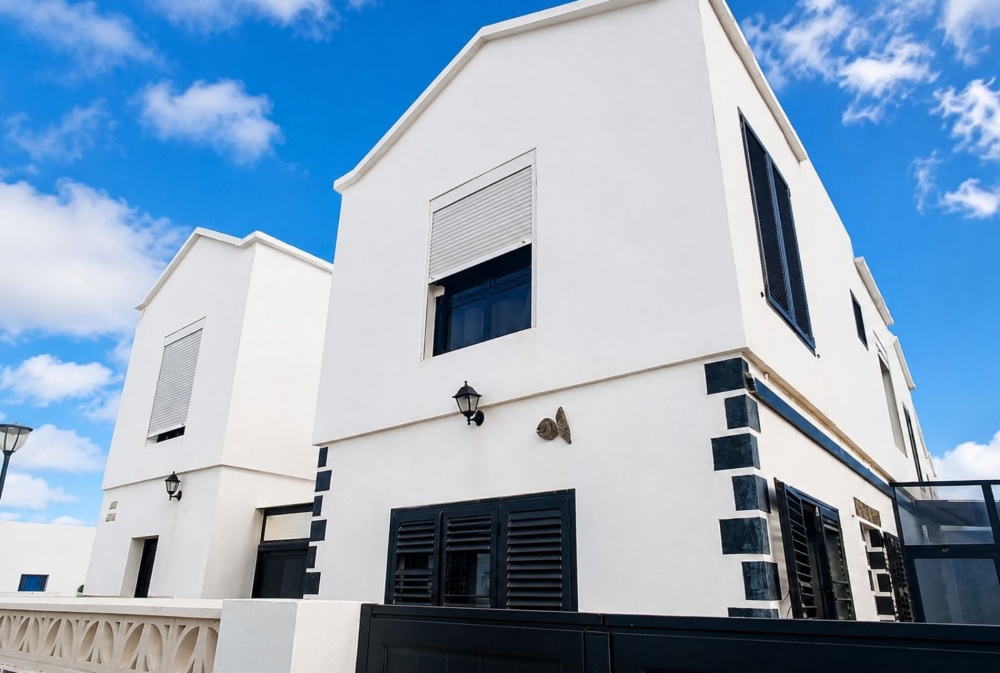 3 bedroom, 2 bathroom triplex just steps away from the beach in Orzola - Orzola - lanzaroteproperty.com