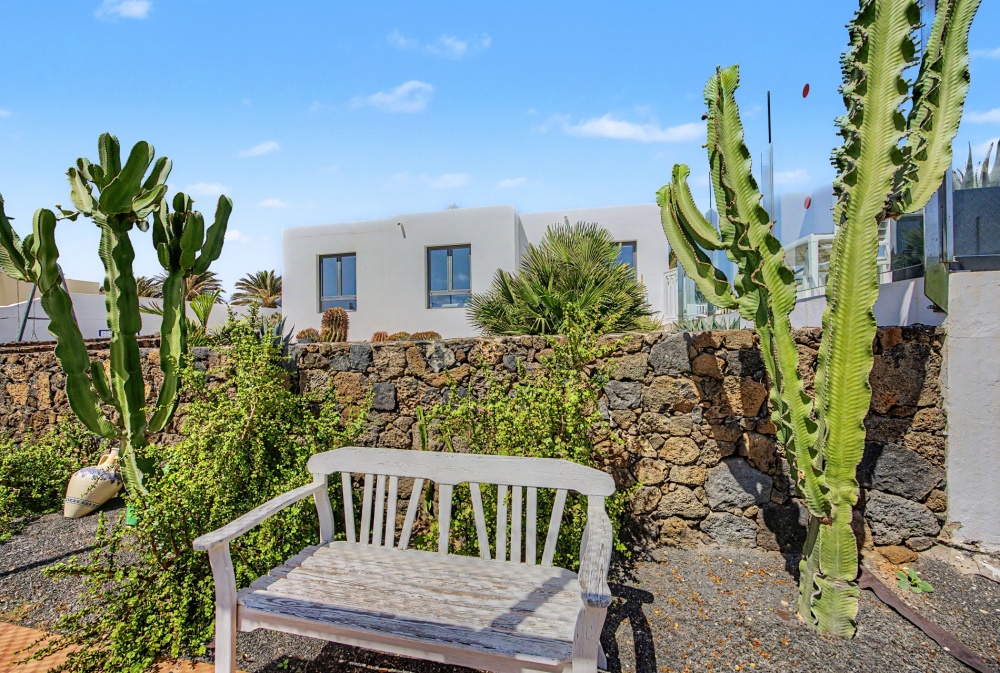 Private garden, stunning views and excellent outdoor leisure facilities - Costa Teguise - lanzaroteproperty.com