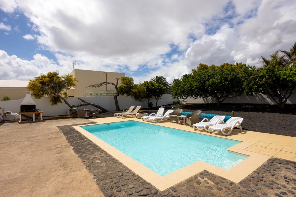 Stunning Canarian 5 bedroom villa with private pool in Costa Teguise - Costa Teguise - lanzaroteproperty.com