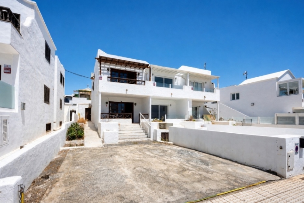 Spacious three-bedroom duplex with parking, minutes from Puerto del Carmen beaches - Puerto Del Carmen - lanzaroteproperty.com
