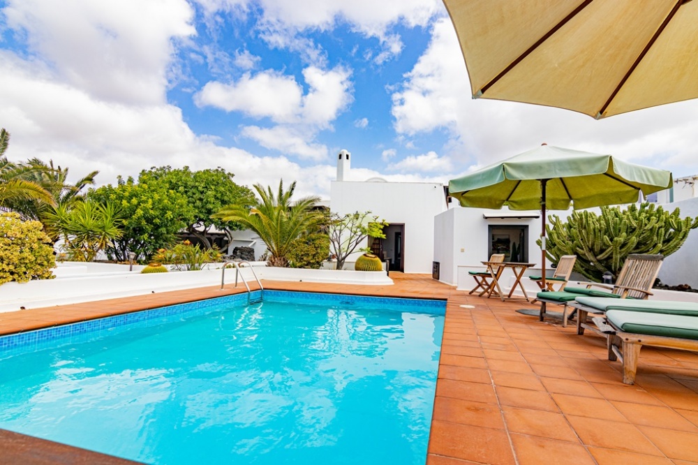 Fantastic 4 bedroom villa on the golf course with private pool and sauna - Calle Portugal - lanzaroteproperty.com